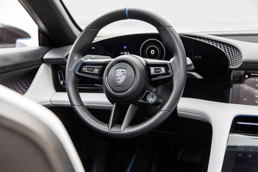 Панель приборов Porsche Mission E Cross Turismo 2018 года  (фото 62 из 66)
